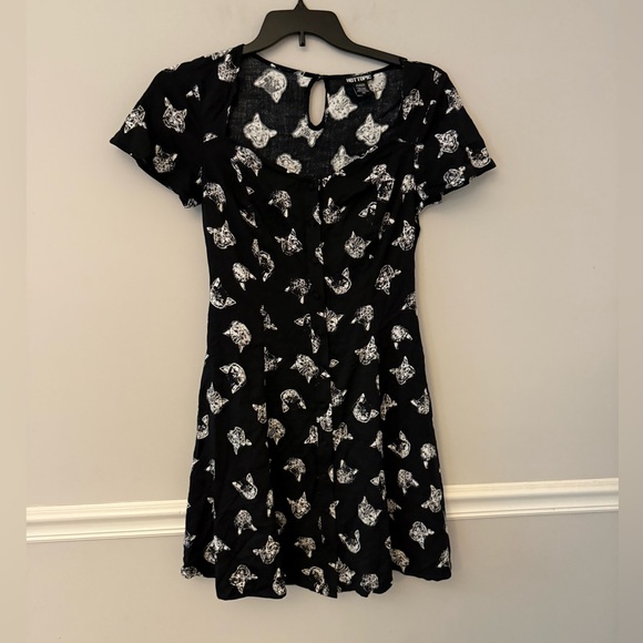 Super cute Hot Topic black & white cat pattern button down short sleeve dress. M - Picture 1 of 7